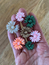 Charger l&#39;image dans la galerie, Pin&#39;s fleuri